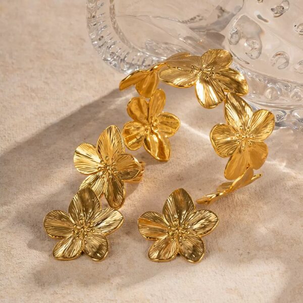 Klir 18K gold flower earrings with holiday party style - Image 4