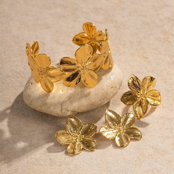 Klir 18K gold flower earrings with holiday party style - Image 3