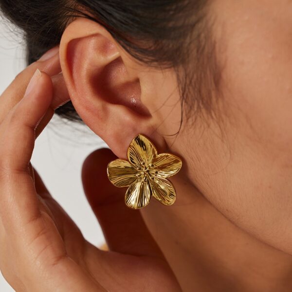 Klir 18K gold flower earrings with holiday party style - Image 2